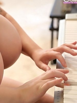 Leanne Crow play the piano with her boobs way